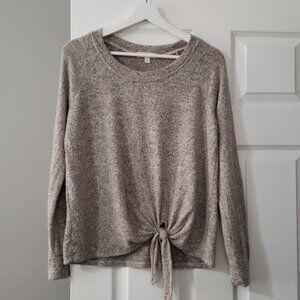 Sweater with knot tie in front